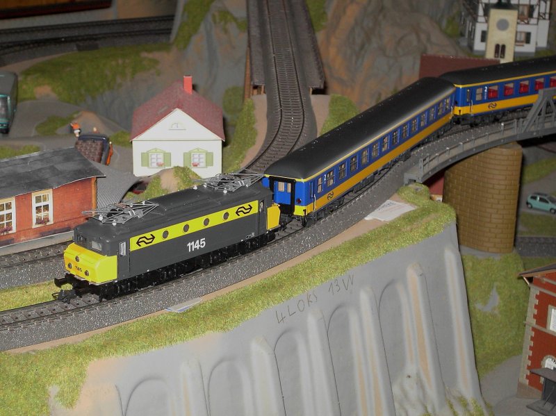 Die 1145 ist mit einem D-Zug unterwegs auf der Gebirgsbahn.