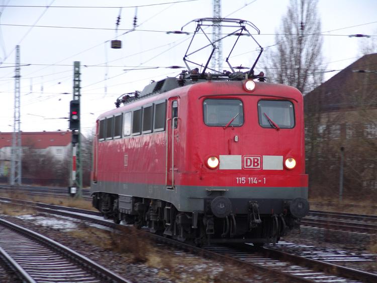 Die 115 114-1 beim Rangieren im Rostocker Hbf.Aufgenommen am 10.02.06