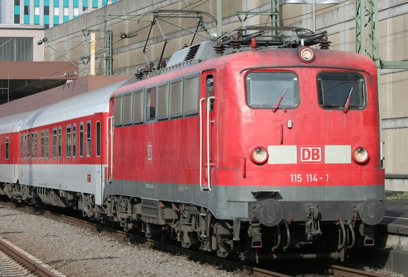 Die 115 114-1, die lteste BR 110/115 mit 53 Jahren, die noch im Dienst der DB steht bringt die Autozugwagen pnktlich fr den Autozug nach Dsseldorf HBF, aufgenommen am 04.09.2009