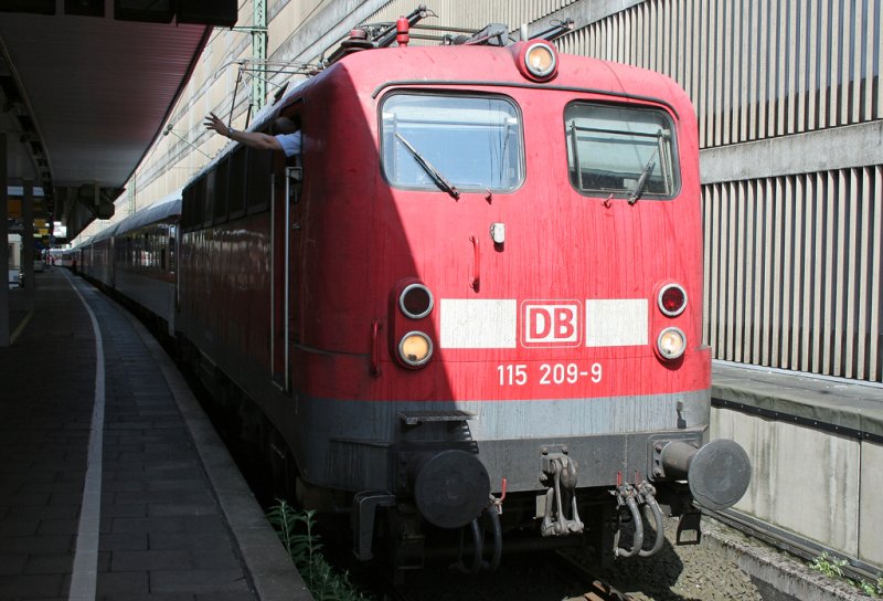 Die 115 209-9 mit einem verspteten Az in Dsseldorf HBF am 24.05.2009