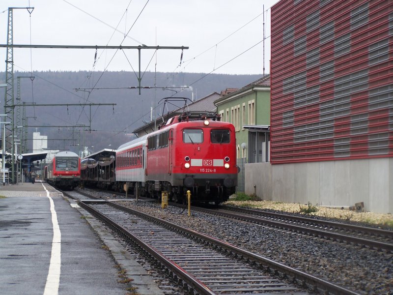 Die 115 224-8 zog am 1.Dezember 2007 einen Pbz durch den Bahnhof Aalen. 
