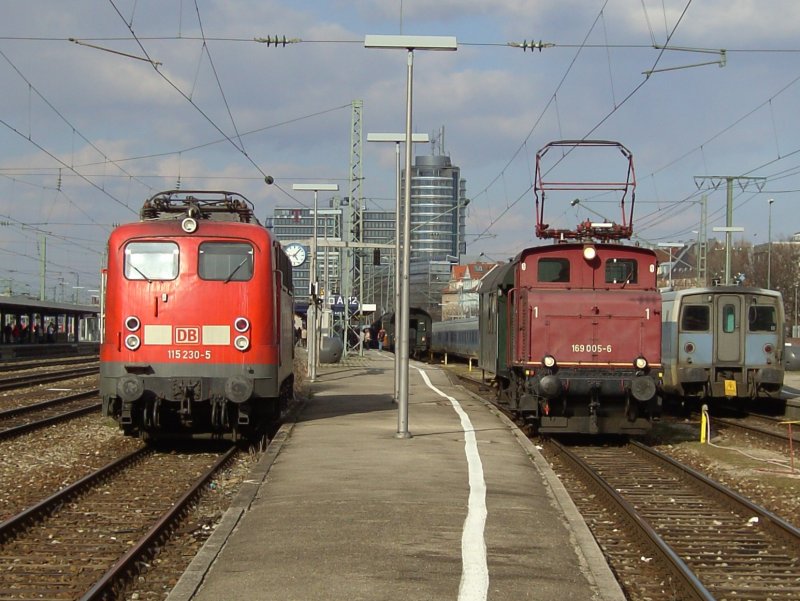Die 115 230 abgestellt auf einem Abstellgleis und die E 69 005 bei Rangierarbeiten am 24.03.2008 in Mnchen Ost. 
