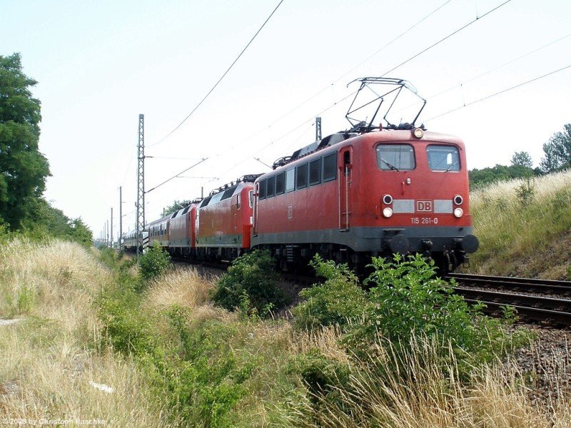 Die 115 261-0 mit zwei Loks der Baureihe 120 und ein paar Personenwagen am 03.07.08 in Landsberg.