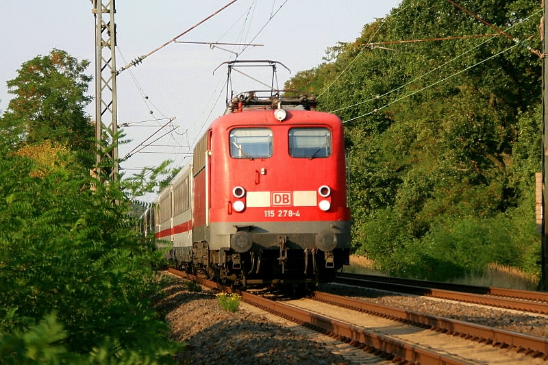 Die 115 278-4 vor einem Intercity in Kelsterbach am 20.08.2009