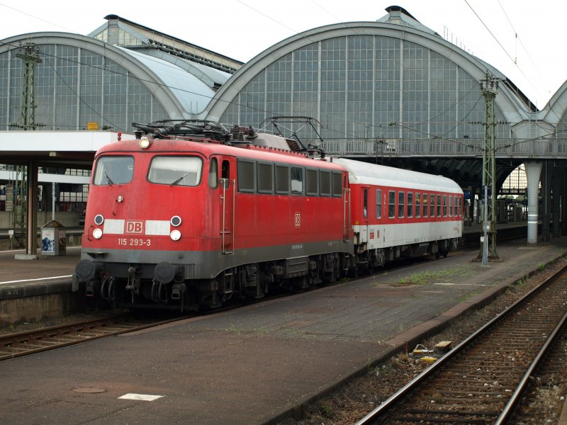 Die 115-293 3 mit genau einem Waggon der DB Nachzug im Bahnhof Karlsruhe am 23. Mai 2009.