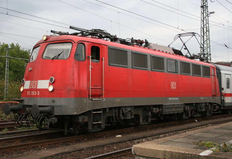 Die 115 293-3 mit ihrem Schadzug (Mittwoch und Freitags 17-19 Uhr) steht fr eine Weile mit verschiedensten Waggons in Dsseldorf HBF, besten Gru an den Tf, aufgenommen am 07.10.2009