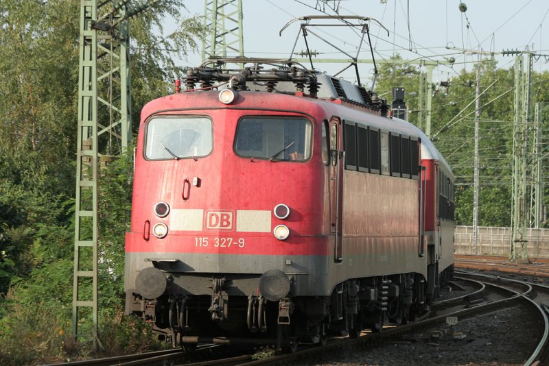 Die 115 327-9 fhrt am frhen Morgen mit einem Autozug in Dsseldorf HBF ein, aufgenommen am 07.08.2009