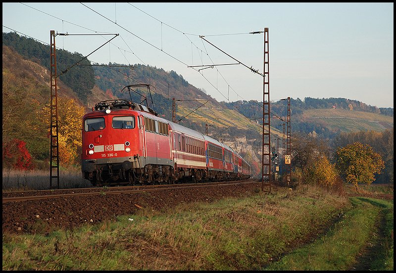 Die 115 336 zieht einen Touristikzug in Richtung Norden. Aufgenommen am Abend des 18.Okt 2008 bei Karlstadt.