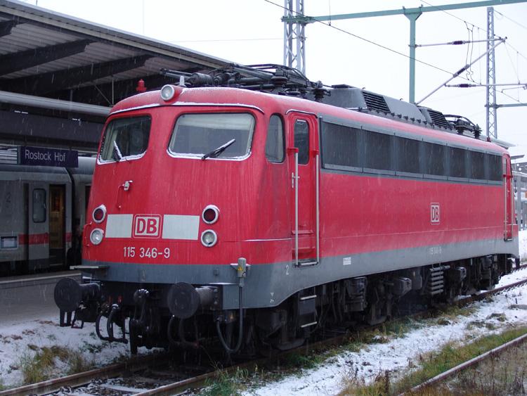 Die 115 346-9 steht im Rostocker Hbf.und ist defekt(Hauptschalter).Sie sollte eigentlich den NZ1449/40482 nach Binz bespannen.Aufgenommen am 28.12.05