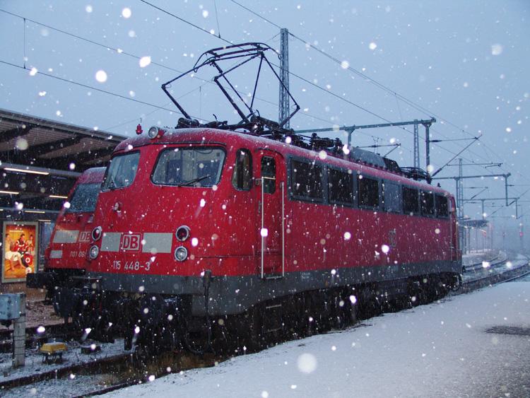 Die 115 448-3 wartet auf dem Nachtzug von Hagen Hbf.zum Ostseebad Binz.Aufgenommen am 10.02.06 im Rostocker Hbf.