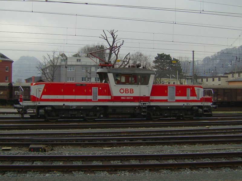 Die 1163 007 am 13.12.2008 bei Rangierarbeiten in Salzburg Hbf. 