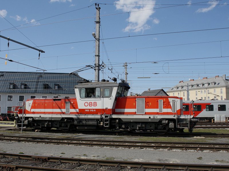 Die 1163 012 am 28.03.2009 bei Rangierarbeiten in Salzburg Hbf. 