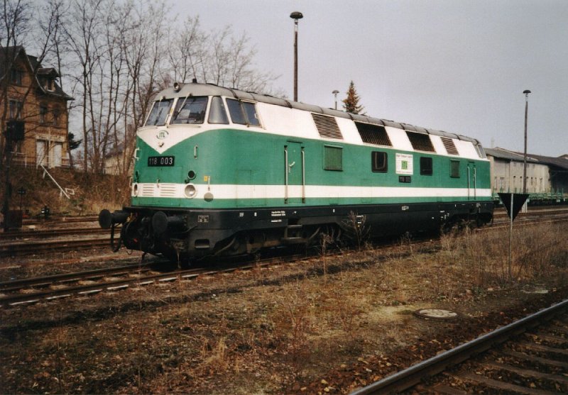 Die 118 003 der ITL wartet im April 2005 im Bahnhof Kamenz auf weiter leistungen.