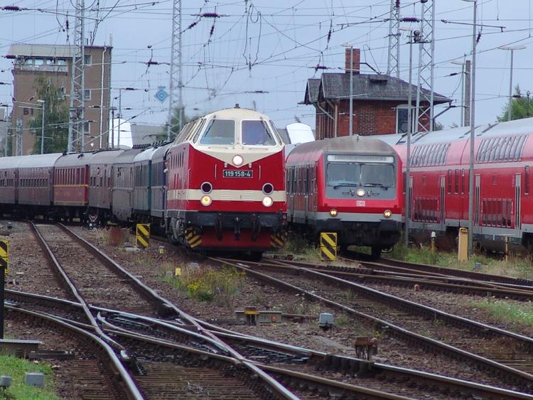 Die 119 158-4 mit dem Sonderzug(Berlin Macht Dampf)von Berlin-Wannsee nach Warnemnde bei der Einfahrt in den Rostocker Hbf.Aufgenommen am 13.08.05