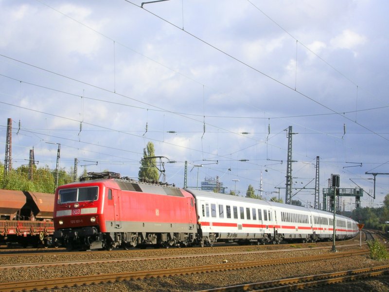 Die 120 101-1 mit IC 2011 auf dem Weg nach Stuttgart,Durchfahrt
in Bochum Ehrenfeld.(02.10.2008)