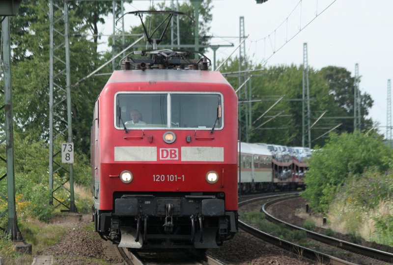 Die 120 101-1 zieht einen Autozug durch Kln Porz Wahn am 29.07.2009