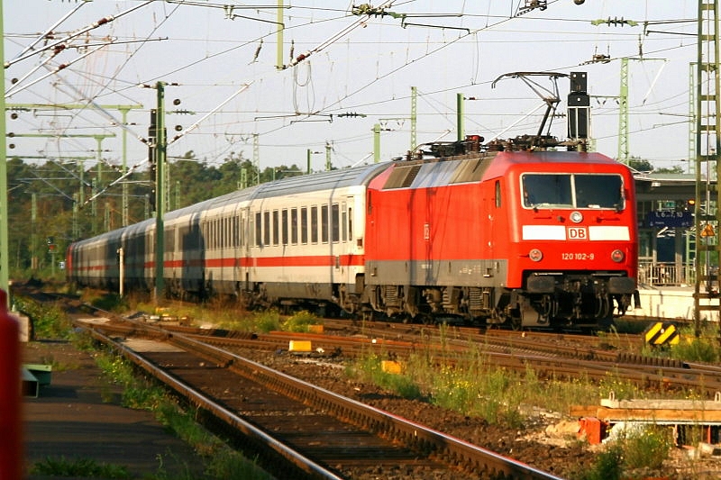 Die 120 102-9 als IC schiebend kommend aus Frankfurt Hauptbahnhof. Aufgenommen am 25.09.2009 in Frankfurt Stadion auf Bahnsteig 1.
