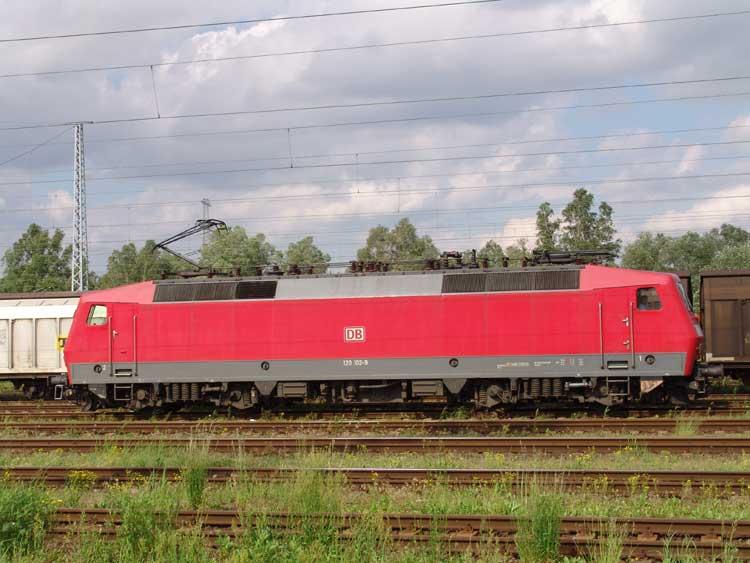 Die 120 102-9 wartet auf dem DB AutoZug1450 von Sassnitz/Mukran Fhrhafen nach Suttgart/Kornwestheim im Cargo-Bahnhof Rostock-Seehafen.(04.06.05)