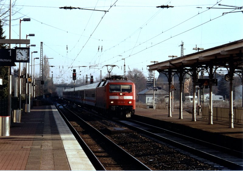 Die 120 102 rast im Frhjahr 2006 mit dem InterCity 436 nach Luxembourg durch den Bahnhof Haltern am See. 
