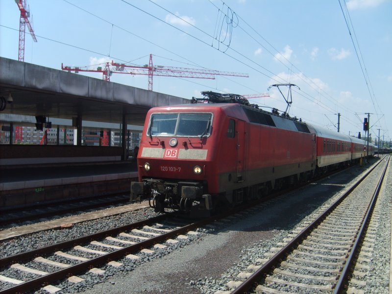 Die 120 103-7 fhrt am 8.6.07 mit dem UEX Hamburg-Altona - Narbonne durch Hannover Hbf
