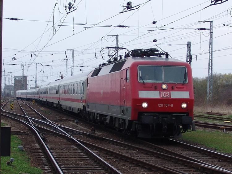 Die 120 107-8 mit dem IC1961 bei der Einfahrt im Rostocker Hbf.Aufgenommen am 22.04.06