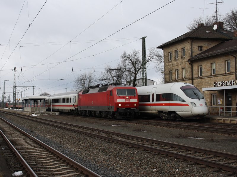 Die 120 110 mit einem IC und ein ICE-T am 23.02.2009 bei der Zugbegegnung in Hochstadt. 
