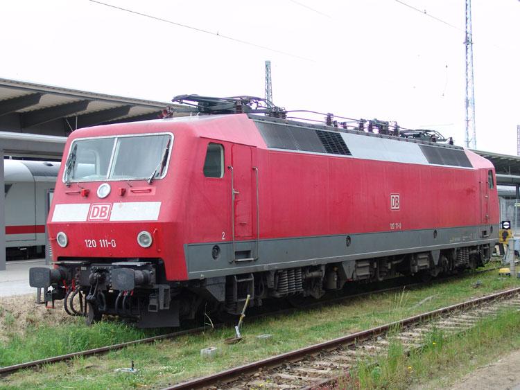 Die 120 111-0 wartet auf ihren nchsten Einsatz im Rostocker Hbf.Aufgenommen am 12.06.05