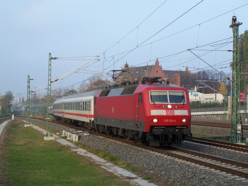 Die 120 114-4 zog am 28.Oktober 2007 einen InterCity bestehehn aus Ex-IR-Wagen in den Bahnhof Berlin-Sdkreuz ein.