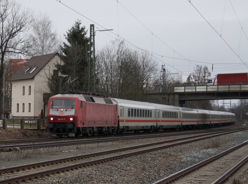 Die 120 117  am 23.02.2009 mit einem ICE Ersatzzug bei der Durchfahrt in Hochstadt. 
