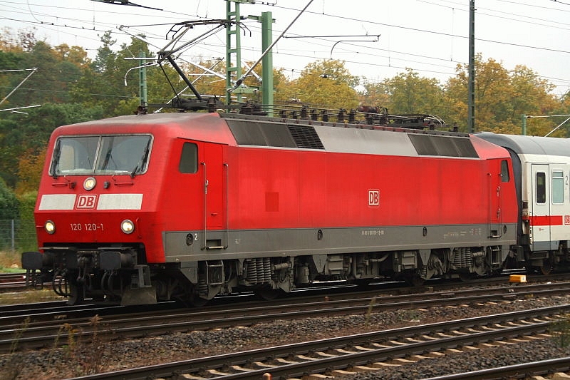 Die 120 120-1 als IC kommend aus Frankfurt Hauptbahnhof. Aufgenommen am 26.10.2009 in Frankfurt Stadion auf Bahnsteig 1.