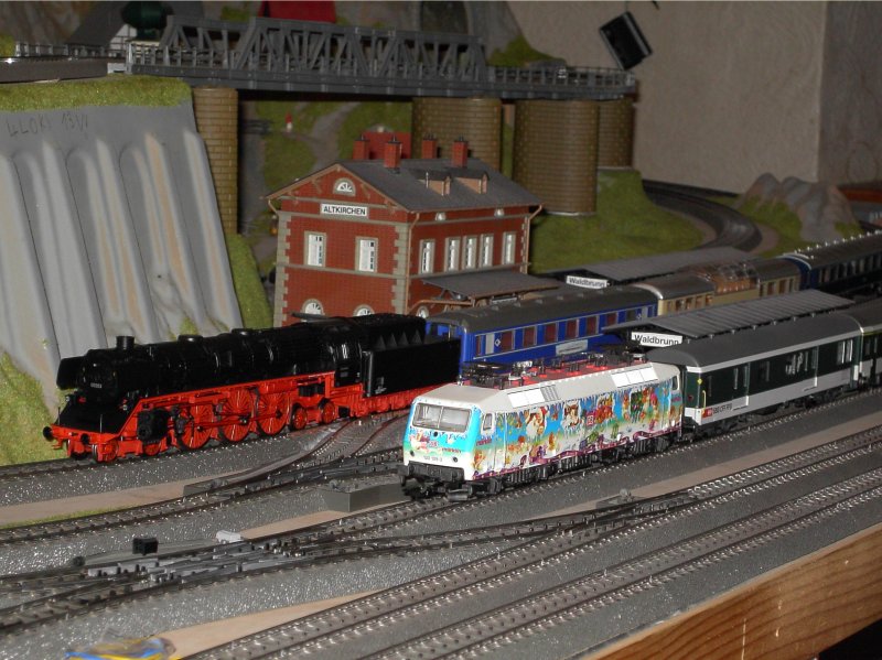 Die 120 129 (Weihnachtslok) mit einem IC und die 05 003 mit einem Sonderzug im Bahnhof und wahrten auf Ausfahrt. 