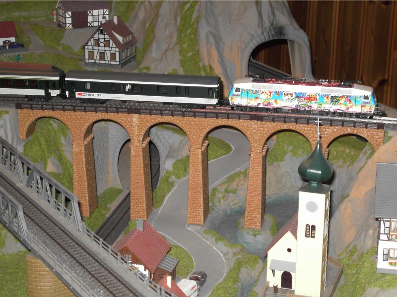 Die 120 129 (Weihnachtslok) mit einem IC bei der berquerung des Steinbogen Viadukt. 
Ich wnsche allen Fotografen von Bahnbildern ein Frohes Weihnachtsfest und ein guten Rutsch ins Jahr 2008.  