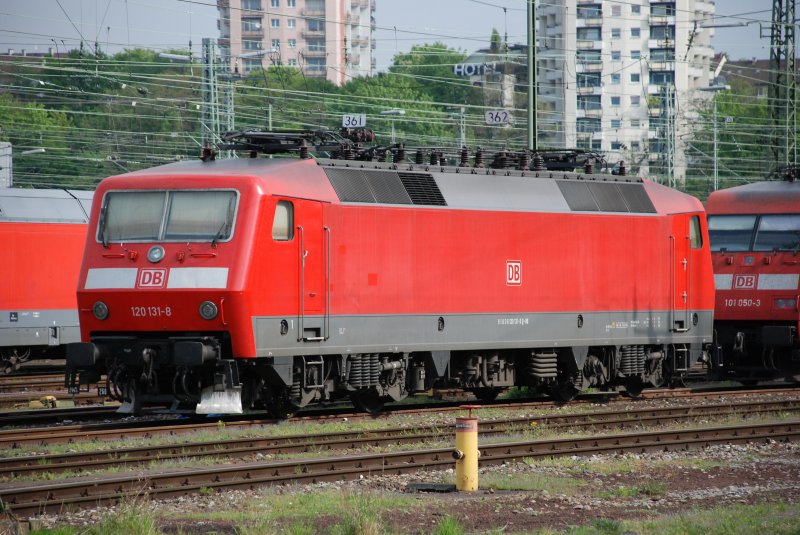 Die 120 131-8 im Gleisvorfeld von Stuttgart.