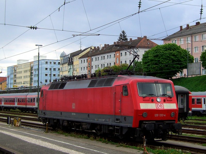 Die 120 133 am 03.05.2008 in Passau Hbf.