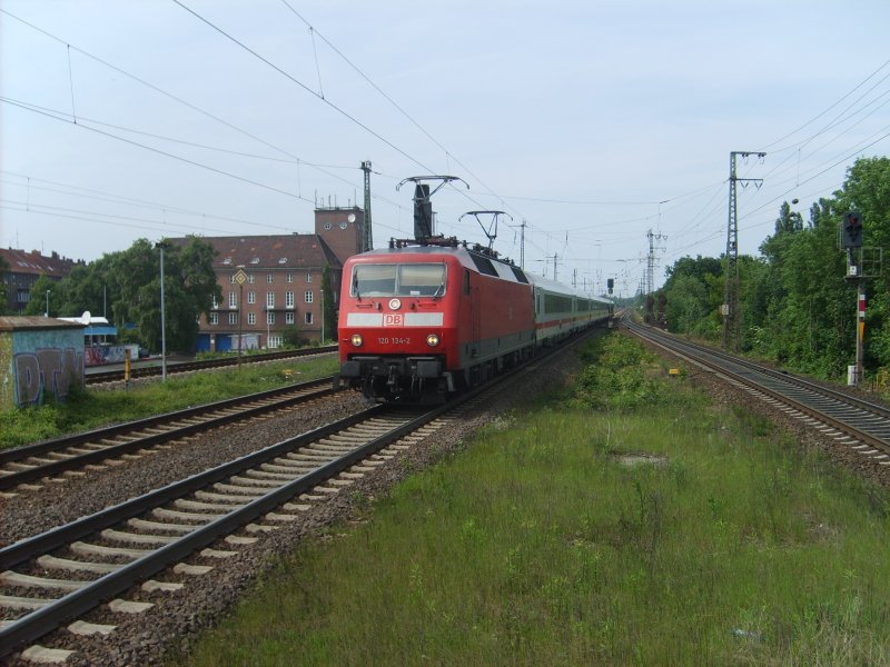 Die 120 134-4 fhrt am 20.5.07 mit einem IC durch Hannover-Bismarkstrae. Komischer weise fuhr der Zug sehr langsam und hatte beide Pantos oben