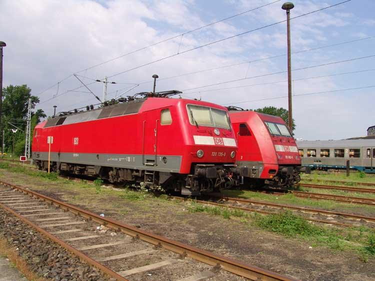 Die 120 135-8 neben 101 062-6 im BW Berlin-Lichtenberg.Aufgenommen auf dem 1.BW-Fest in Berlin-Lichtenberg.(21.05.05)