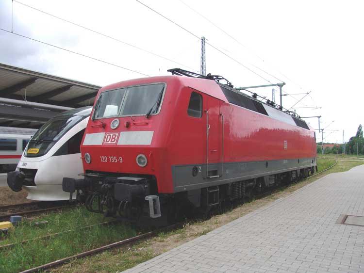 Die 120 135-9 abgestellt im Rostocker Hbf.Aufgenommen am 06.06.05
