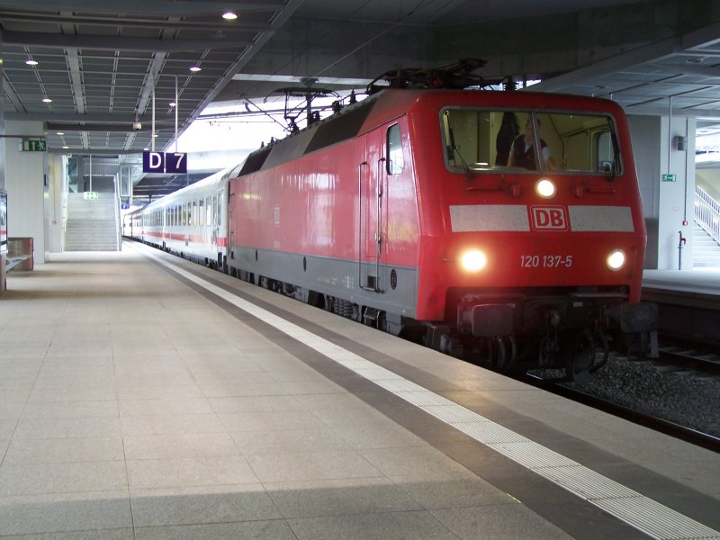 Die 120 137-5 stand im Oktober 2007 mit einem InterCity in Berlin-Sdkreuz.