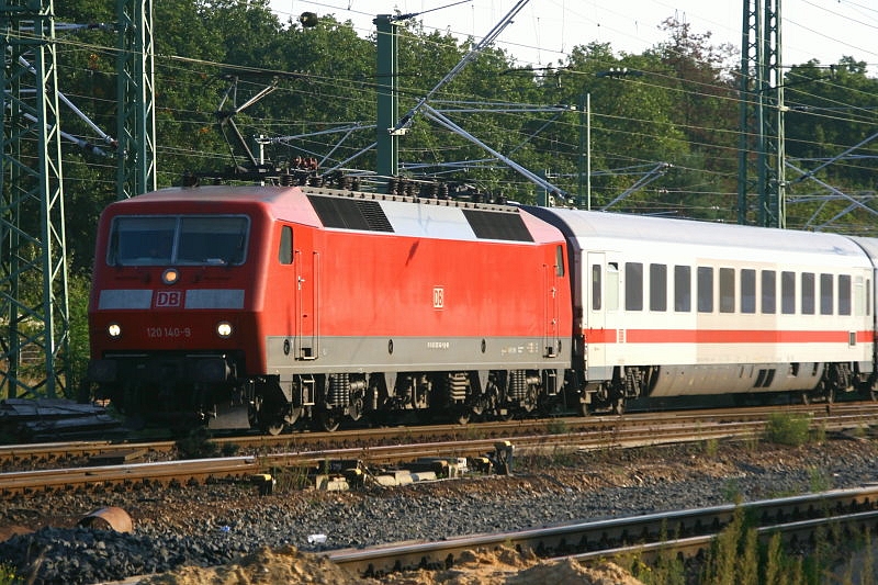 Die 120 140-9 als IC kommend aus Frankfurt Hauptbahnhof. Aufgenommen am 25.09.2009 in Frankfurt Stadion auf Bahnsteig 1.