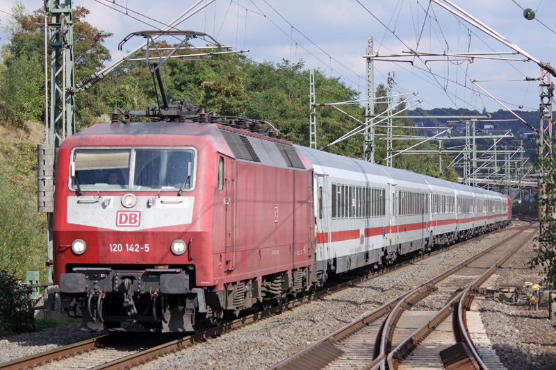 Die 120 142-5 mit dem IC 2046 von Leipzig nach Kln in Wuppertal Vohwinkel am 25,09,09