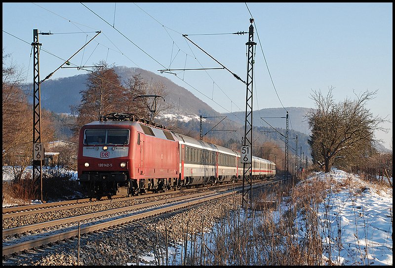 Die 120 142 zog am 08.Januar 2009 einen Ersatzzug von Mnchen nach Stuttgart. Aufgenommen bei Sen.