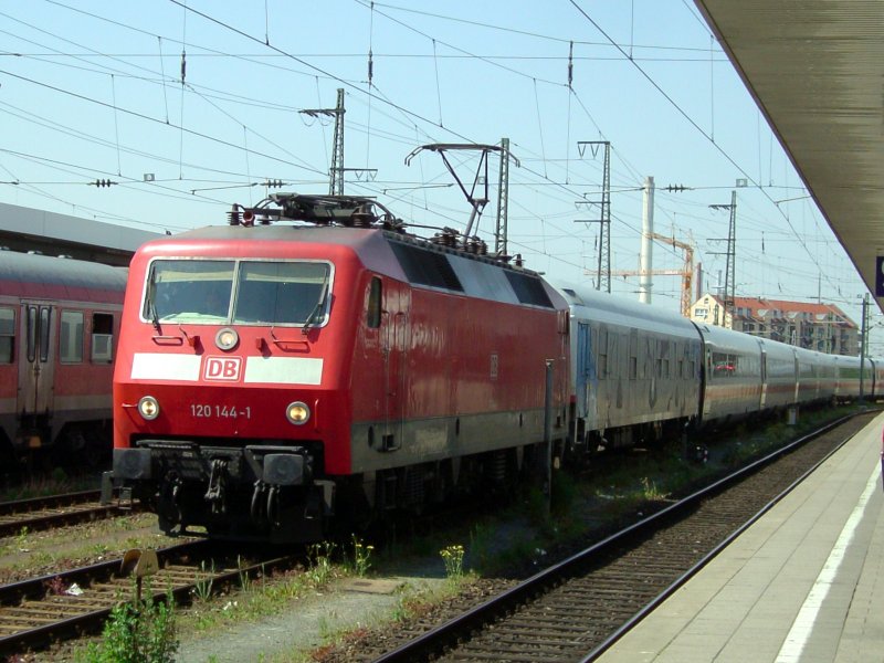 Die 120 144 am 14.05.2008 mit ICE Wagen bei der Durchfahrt in Nrnberg Hbf.