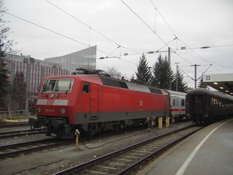Die 120 145 mit einem IC am 29.12.2007 abgestellt in Nrnberg auf Gleis 24. 