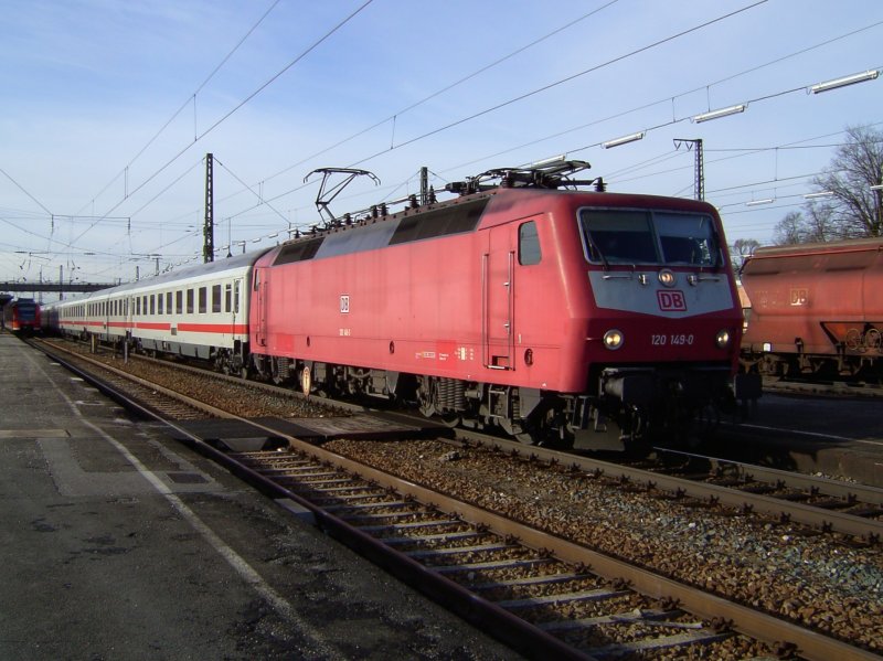 Die 120 149 mit einem IC bei der ausfahrt aus Rosenheim (05.02.2008) 