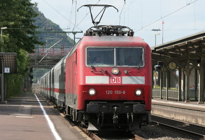 Die 120 150-8 zieht einen IC durch den kleinen Bahnhof Brohl am 11.08.2009