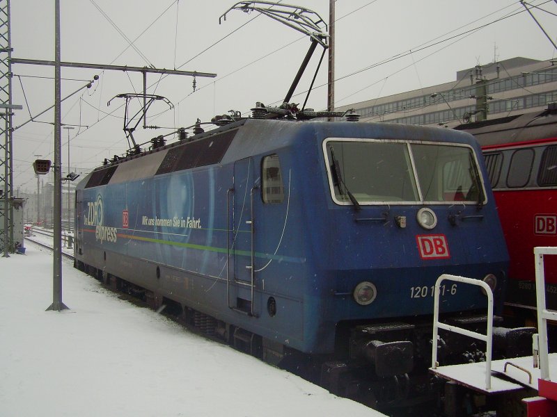 Die 120 151-6 stand am 02.01.2009 in Hannover Hauptbahnhof.Ihre Werbung ist lackiert, nicht mit Folien aufgeklebt.