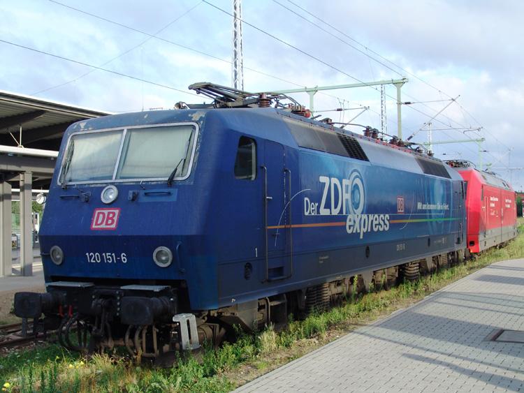 Die 120 151-6 wartet gemeinsam mit 101 112-1 im Rostocker Hbf.auf ihren nchsten Einsatz.Aufgenommen am 13.08.05