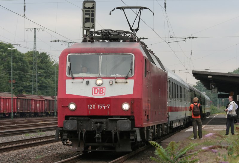 Die 120 155-7 in orientrot mit Latz, die langsam ihre Nummer verliert, zieht einen IC durch Kln West am 02.08.2009