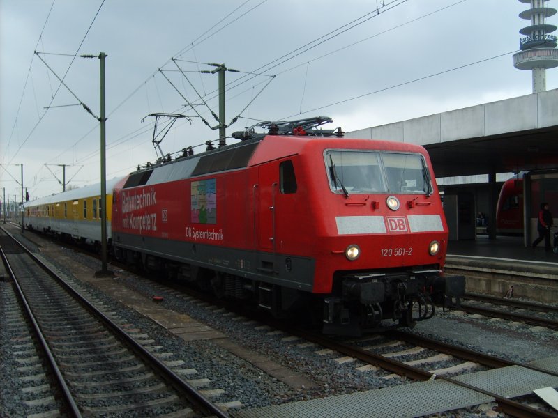 Die 120 501-2 steht am 10.4.07 mit drei Messwagen auf Gleis 80 in Hannover Hbf.
