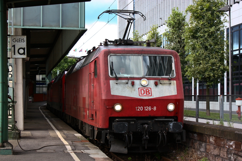 Die 120er wartet mit ihrem Anhngsel aus 115ern und 120ern im Stuttgarter Hbf auf Ausfahrt.